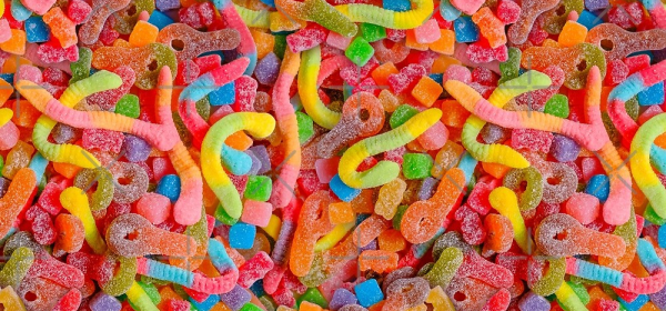 Mélange de bonbons sucrées dragibus et serpents colorés