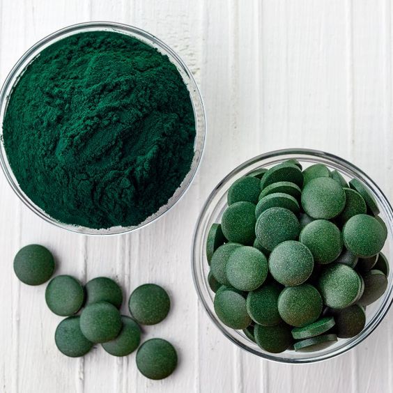 spiruline en comprimé et poudre verte