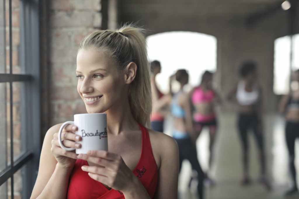 sportive prenant son café